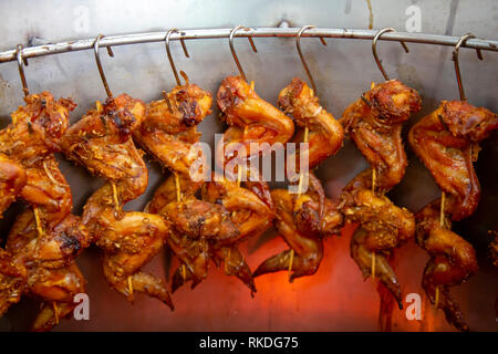 Ailes de poulet aux herbes thaï ou Gai Ob Samun Pai en thaï est un délicieux plat de poulet rôti street qui utilise la citronnelle, galanga, curcuma et un Banque D'Images