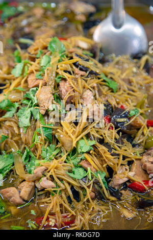 Gai Pad King ou de poulet sauté au gingembre est un savoureux et aromatique thaïlandais traditionnel plat de nourriture. Banque D'Images