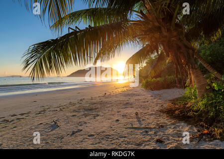 Lever du soleil sur la magnifique plage tropicale Banque D'Images