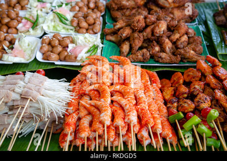 Un arrangement de brochette de viande cuite et de fruits de mer des aliments de rue des collations et des apéritifs dans une échoppe de marché en Phuket, Thailande. Banque D'Images