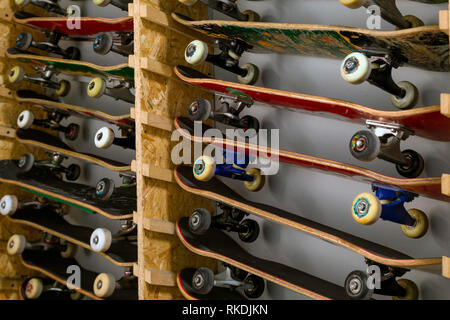 Skateboards sur l'étagère d'en haut Banque D'Images