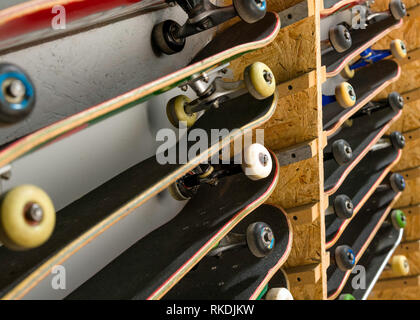 Skateboards sur l'étagère d'en haut Banque D'Images