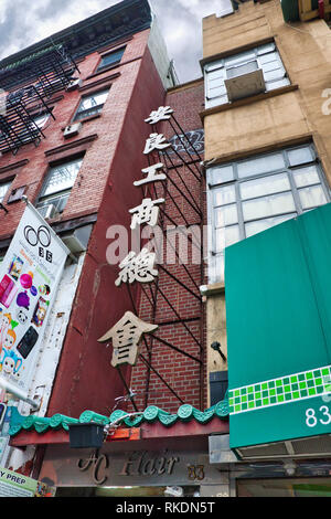 Symboles chinois sur le côté du bâtiment dans le quartier chinois de New York un angle Banque D'Images