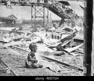Samedi sanglant - bébé qui pleure sur une plate-forme de la gare du sud de Shanghai après le bombardement aérien par les forces japonaises. Ce bébé était terrifié l'un des seuls êtres humains vivants à Shanghai's South Station après le terrible bombardement japonais en Chine. Août 1937 Banque D'Images