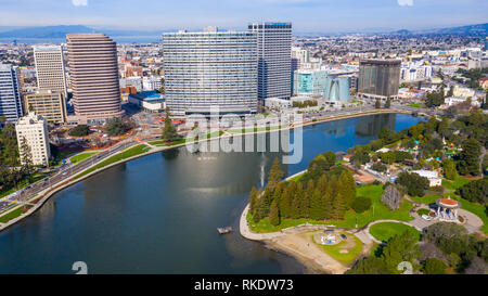 Lakeside Park, Lake Merritt, et du centre-ville d'Oakland, CA, USA Banque D'Images