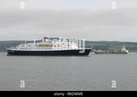 Le navire de croisière MV Astoria dans les têtes à Greenock Ocean Terminal, comme la drague autoroute passe dans la direction opposée. Banque D'Images