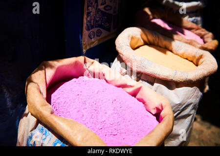 Sacs de pigments en poudre pour faire de la peinture, Chefchaouen, Maroc, Afrique du Nord Banque D'Images