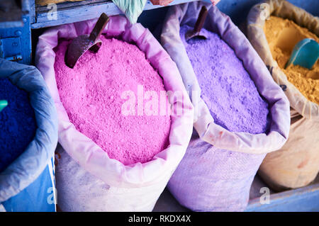 Sacs de pigments en poudre pour faire de la peinture, Chefchaouen, Maroc, Afrique du Nord Banque D'Images