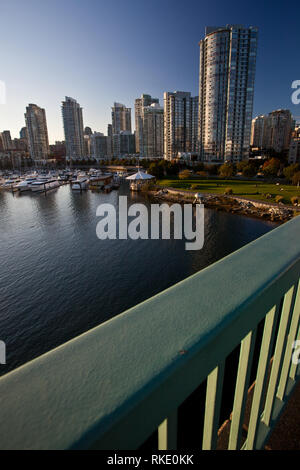 Les toits de Yaletown le pont de la rue Cambie de False Creek sur une journée ensoleillée avec un ciel bleu profond à Vancouver, Colombie-Britannique, Canada Banque D'Images