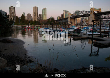 Skyline et le centre historique, rue Burrard Bridge crossing False Creek vus de Vanier Park à Kitsilano, Vancouver, Colombie-Britannique, Canada at Dusk Banque D'Images