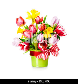 Les tulipes et les jonquilles en vase vert avec un arc. Bouquet de fleurs de printemps isolé sur fond blanc. L'élément de conception Banque D'Images