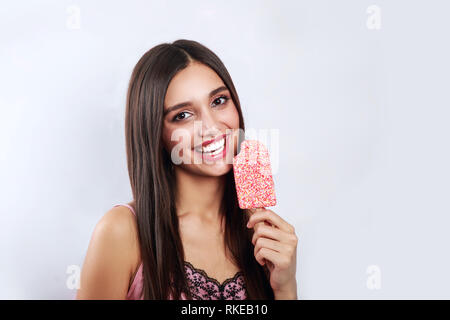 Jolie Jeune Fille indienne sur fond gris. Jeune femme élégante avec de la crème glacée Banque D'Images