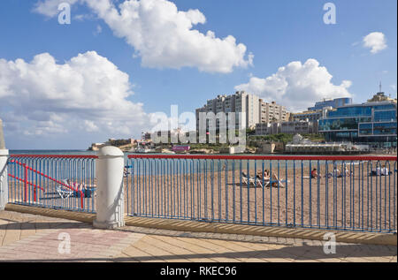 St George's Bay, San Ġiljan, Malte une plage de sable abritée près de La Valette, les bains de soleil en novembre lors d'une journée ensoleillée Banque D'Images