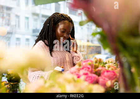 Charmant jeune jardinier international ayant une conversation agréable Banque D'Images