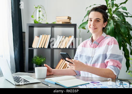 Jeune femme sur le lieu de travail Banque D'Images