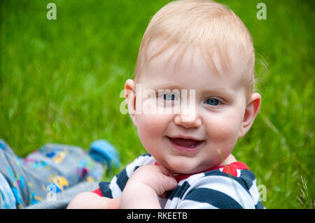 Portrait of happy à petit garçon aux yeux bleus Banque D'Images