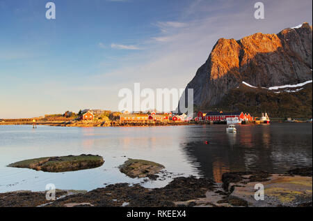 Village de pêcheurs sur la côte du fjord sur les îles Lofoten en Norvège Banque D'Images