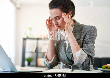 Souligné Businesswoman au travail Banque D'Images