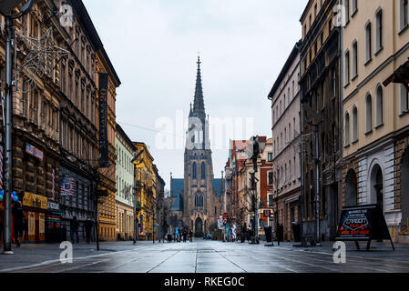 Katowice, Pologne - 1 janvier 2019 : La gare de Katowice walking street et l'Immaculée Conception Église catholique appelée Kosciol Mariacki en polonais Banque D'Images