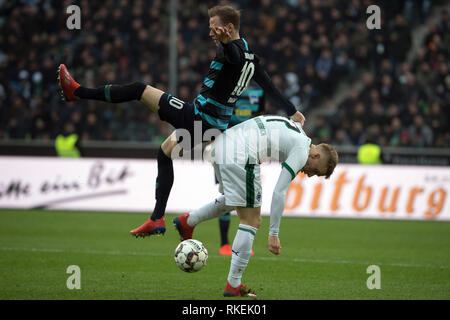 09 février 2019, en Rhénanie du Nord-Westphalie, Mönchengladbach : Soccer : Bundesliga Hertha Berlin - Borussia Mönchengladbach, 21. journée. Gladbach's Oscar Wendt (r) et la lutte pour l'Ondrej Duda ball. Photo : Federico Gambarini/DPA - NOTE IMPORTANTE : en conformité avec les exigences de la DFL Deutsche Fußball Liga ou la DFB Deutscher Fußball-Bund, il est interdit d'utiliser ou avoir utilisé des photographies prises dans le stade et/ou la correspondance dans la séquence sous forme d'images et/ou vidéo-comme des séquences de photos. Banque D'Images