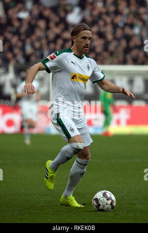 09 février 2019, en Rhénanie du Nord-Westphalie, Mönchengladbach : Soccer : Bundesliga Hertha Berlin - Borussia Mönchengladbach, 21. journée. Gladbach's Michael Lang joue la balle. Photo : Federico Gambarini/DPA - NOTE IMPORTANTE : en conformité avec les exigences de la DFL Deutsche Fußball Liga ou la DFB Deutscher Fußball-Bund, il est interdit d'utiliser ou avoir utilisé des photographies prises dans le stade et/ou la correspondance dans la séquence sous forme d'images et/ou vidéo-comme des séquences de photos. Banque D'Images