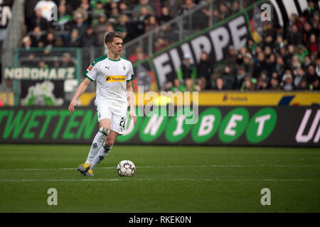 09 février 2019, en Rhénanie du Nord-Westphalie, Mönchengladbach : Soccer : Bundesliga Hertha Berlin - Borussia Mönchengladbach, 21. journée. Gladbach's Matthias Ginter joue la balle. Photo : Federico Gambarini/DPA - NOTE IMPORTANTE : en conformité avec les exigences de la DFL Deutsche Fußball Liga ou la DFB Deutscher Fußball-Bund, il est interdit d'utiliser ou avoir utilisé des photographies prises dans le stade et/ou la correspondance dans la séquence sous forme d'images et/ou vidéo-comme des séquences de photos. Banque D'Images