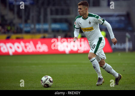 09 février 2019, en Rhénanie du Nord-Westphalie, Mönchengladbach : Soccer : Bundesliga Hertha Berlin - Borussia Mönchengladbach, 21. journée. Gladbach's Thorgan Hazard joue la balle. Photo : Federico Gambarini/DPA - NOTE IMPORTANTE : en conformité avec les exigences de la DFL Deutsche Fußball Liga ou la DFB Deutscher Fußball-Bund, il est interdit d'utiliser ou avoir utilisé des photographies prises dans le stade et/ou la correspondance dans la séquence sous forme d'images et/ou vidéo-comme des séquences de photos. Banque D'Images