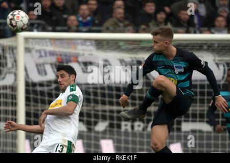 09 février 2019, en Rhénanie du Nord-Westphalie, Mönchengladbach : Soccer : Bundesliga Hertha Berlin - Borussia Mönchengladbach, 21. journée. Lars Stindl Gladbach (l) et Berlin's Maximilian Mittelstädt lutte pour la balle. Photo : Federico Gambarini/DPA - NOTE IMPORTANTE : en conformité avec les exigences de la DFL Deutsche Fußball Liga ou la DFB Deutscher Fußball-Bund, il est interdit d'utiliser ou avoir utilisé des photographies prises dans le stade et/ou la correspondance dans la séquence sous forme d'images et/ou vidéo-comme des séquences de photos. Banque D'Images