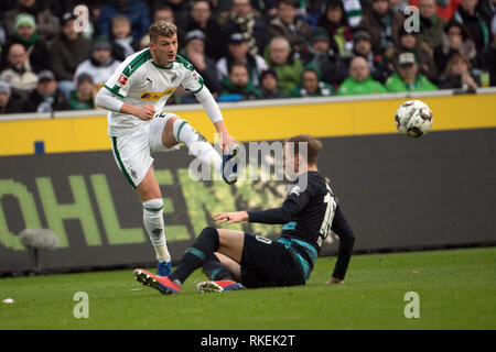 09 février 2019, en Rhénanie du Nord-Westphalie, Mönchengladbach : Soccer : Bundesliga Hertha Berlin - Borussia Mönchengladbach, 21. journée. L'Gladbach Cuisance Mickael (l) et la lutte pour l'Ondrej Duda ball. Photo : Federico Gambarini/DPA - NOTE IMPORTANTE : en conformité avec les exigences de la DFL Deutsche Fußball Liga ou la DFB Deutscher Fußball-Bund, il est interdit d'utiliser ou avoir utilisé des photographies prises dans le stade et/ou la correspondance dans la séquence sous forme d'images et/ou vidéo-comme des séquences de photos. Banque D'Images