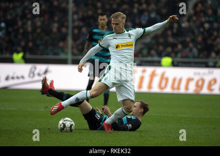 09 février 2019, en Rhénanie du Nord-Westphalie, Mönchengladbach : Soccer : Bundesliga Hertha Berlin - Borussia Mönchengladbach, 21. journée. Gladbach's Oscar Wendt (devant) et la lutte pour l'Ondrej Duda ball. Photo : Federico Gambarini/DPA - NOTE IMPORTANTE : en conformité avec les exigences de la DFL Deutsche Fußball Liga ou la DFB Deutscher Fußball-Bund, il est interdit d'utiliser ou avoir utilisé des photographies prises dans le stade et/ou la correspondance dans la séquence sous forme d'images et/ou vidéo-comme des séquences de photos. Banque D'Images