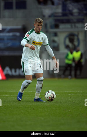 09 février 2019, en Rhénanie du Nord-Westphalie, Mönchengladbach : Soccer : Bundesliga Hertha Berlin - Borussia Mönchengladbach, 21. journée. Gladbach's Mickael joue Cuisance la balle. Photo : Federico Gambarini/DPA - NOTE IMPORTANTE : en conformité avec les exigences de la DFL Deutsche Fußball Liga ou la DFB Deutscher Fußball-Bund, il est interdit d'utiliser ou avoir utilisé des photographies prises dans le stade et/ou la correspondance dans la séquence sous forme d'images et/ou vidéo-comme des séquences de photos. Banque D'Images