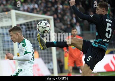 09 février 2019, en Rhénanie du Nord-Westphalie, Mönchengladbach : Soccer : Bundesliga Hertha Berlin - Borussia Mönchengladbach, 21. journée. Gladbachs Thorgan Hazard (l) et Niklas Stark de Berlin lutte pour la balle. Photo : Federico Gambarini/DPA - NOTE IMPORTANTE : en conformité avec les exigences de la DFL Deutsche Fußball Liga ou la DFB Deutscher Fußball-Bund, il est interdit d'utiliser ou avoir utilisé des photographies prises dans le stade et/ou la correspondance dans la séquence sous forme d'images et/ou vidéo-comme des séquences de photos. Banque D'Images