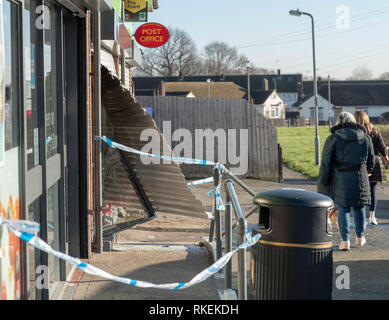 Brentwood, Essex, 11 février 2019 à la faillite des voleurs magasin Co-Op dans Harewood Road, Brentwood dans les premières heures du matin et ont volé l'ATM à partir de la boutique. Rapport de police d'Essex, deux véhicules ont été utilisés dans l'effraction, l'un a été laissé sur les lieux. Les policiers sont attrayants pour les témoins. Ian Davidson Crédit/Alamy Live News Banque D'Images