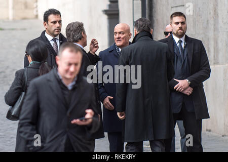 Rome, Italie. Feb 11, 2019 Claudio Bisio. divertissement pendant le tournage à Montecitorio Crédit : LaPresse/Alamy Live News Banque D'Images