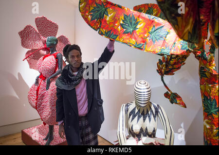 Somerset House, Londres, Royaume-Uni. Feb 11, 2019. Designers mettant la touche finale à leur affichage dans 16 installations de chambres différentes à l'International Fashion Showcase 2019 previews à venir de la Semaine de la mode de Londres. De droit : Fashion designer rwandais Cedric Mizero termine son rêve d'installation ma mémoire. Credit : Malcolm Park/Alamy Live News Banque D'Images