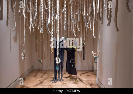 Somerset House, Londres, Royaume-Uni. Feb 11, 2019. Designers mettant la touche finale à leur affichage dans 16 installations de chambres différentes à l'International Fashion Showcase 2019 previews à venir de la Semaine de la mode de Londres. Image : créateur de bijoux à partir de Nairobi Ami Doshi Shah installation termine son sel de la Terre. Credit : Malcolm Park/Alamy Live News Banque D'Images