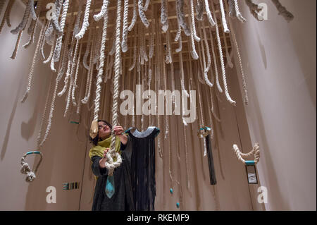 Somerset House, Londres, Royaume-Uni. Feb 11, 2019. Designers mettant la touche finale à leur affichage dans 16 installations de chambres différentes à l'International Fashion Showcase 2019 previews à venir de la Semaine de la mode de Londres. Image : créateur de bijoux à partir de Nairobi Ami Doshi Shah installation termine son sel de la Terre. Credit : Malcolm Park/Alamy Live News Banque D'Images