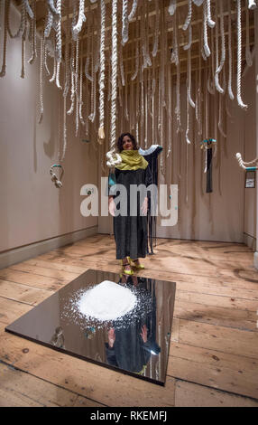 Somerset House, Londres, Royaume-Uni. Feb 11, 2019. Designers mettant la touche finale à leur affichage dans 16 installations de chambres différentes à l'International Fashion Showcase 2019 previews à venir de la Semaine de la mode de Londres. Image : créateur de bijoux à partir de Nairobi Ami Doshi Shah installation termine son sel de la Terre. Credit : Malcolm Park/Alamy Live News Banque D'Images