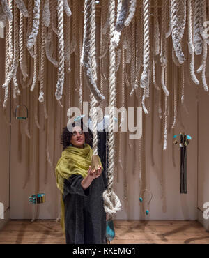 Somerset House, Londres, Royaume-Uni. Feb 11, 2019. Designers mettant la touche finale à leur affichage dans 16 installations de chambres différentes à l'International Fashion Showcase 2019 previews à venir de la Semaine de la mode de Londres. Image : créateur de bijoux à partir de Nairobi Ami Doshi Shah installation termine son sel de la Terre. Credit : Malcolm Park/Alamy Live News Banque D'Images