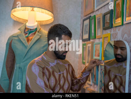 Somerset House, Londres, Royaume-Uni. 11 Février, 2019. Designers mettant la touche finale à leur affichage dans 16 installations de chambres différentes à l'International Fashion Showcase 2019 previews à venir de la Semaine de la mode de Londres. De droit : British designer de vêtements pour homme Rahemur bangladais Rahman termine son installation réalisée au Bangladesh. Le britannique concepteur bangladais Rahemur Rahman a travaillé avec les adolescents de Tower Hamlets sur son installation qui montre son tailleur pour hommes exquis dans une reconstitution de sa grand-mère, la salle de séjour. Credit : Malcolm Park/Alamy Live News Banque D'Images