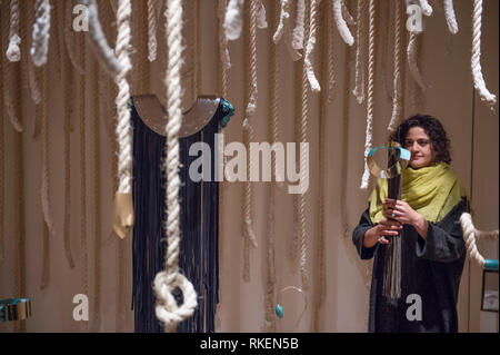 Somerset House, Londres, Royaume-Uni. Feb 11, 2019. Designers mettant la touche finale à leur affichage dans 16 installations de chambres différentes à l'International Fashion Showcase 2019 previews à venir de la Semaine de la mode de Londres. Image : créateur de bijoux à partir de Nairobi Ami Doshi Shah installation termine son sel de la Terre. Credit : Malcolm Park/Alamy Live News Banque D'Images