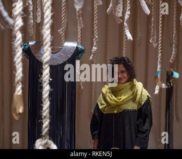 Somerset House, Londres, Royaume-Uni. Feb 11, 2019. Designers mettant la touche finale à leur affichage dans 16 installations de chambres différentes à l'International Fashion Showcase 2019 previews à venir de la Semaine de la mode de Londres. Image : créateur de bijoux à partir de Nairobi Ami Doshi Shah installation termine son sel de la Terre. Credit : Malcolm Park/Alamy Live News Banque D'Images