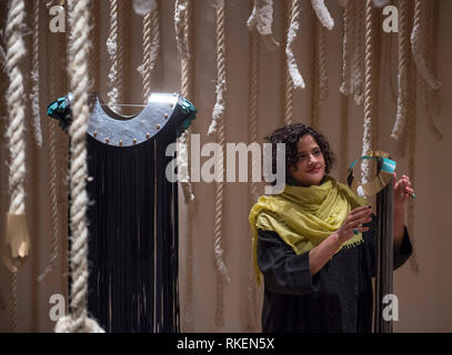 Somerset House, Londres, Royaume-Uni. Feb 11, 2019. Designers mettant la touche finale à leur affichage dans 16 installations de chambres différentes à l'International Fashion Showcase 2019 previews à venir de la Semaine de la mode de Londres. Image : créateur de bijoux à partir de Nairobi Ami Doshi Shah installation termine son sel de la Terre. Credit : Malcolm Park/Alamy Live News Banque D'Images