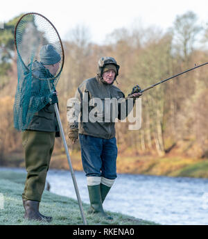 Aberlour, Moray, Ecosse, UK . Feb 11, 2019. Rivière Spey, l'ouverture officielle de la saison de pêche au saumon 2019 Le fleuve Spey est une des plus belles rivières à saumon d'Ecosse et de célébrer l'ouverture de la saison de pêche au saumon La pêche Spey Conseil est heureux d'annoncer que M. James (Jim) Walker, Directeur de sablés pur beurre Walkers sera notre invité d'honneur. La cérémonie de la Journée annuelle d'ouverture aura lieu le lundi 11 février à 21h00 à Penny Bridge, Alice Littler Park à Aberlour. Credit : JASPERIMAGE/Alamy Live News Banque D'Images