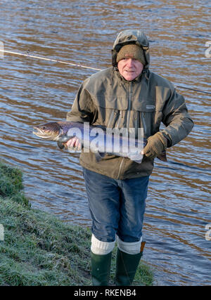 Aberlour, Moray, Ecosse, UK . Feb 11, 2019. Rivière Spey, l'ouverture officielle de la saison de pêche au saumon 2019 Le fleuve Spey est une des plus belles rivières à saumon d'Ecosse et de célébrer l'ouverture de la saison de pêche au saumon La pêche Spey Conseil est heureux d'annoncer que M. James (Jim) Walker, Directeur de sablés pur beurre Walkers sera notre invité d'honneur. La cérémonie de la Journée annuelle d'ouverture aura lieu le lundi 11 février à 21h00 à Penny Bridge, Alice Littler Park à Aberlour. Credit : JASPERIMAGE/Alamy Live News Banque D'Images