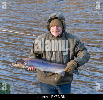 Aberlour, Moray, Ecosse, UK . Feb 11, 2019. Rivière Spey, l'ouverture officielle de la saison de pêche au saumon 2019 Le fleuve Spey est une des plus belles rivières à saumon d'Ecosse et de célébrer l'ouverture de la saison de pêche au saumon La pêche Spey Conseil est heureux d'annoncer que M. James (Jim) Walker, Directeur de sablés pur beurre Walkers sera notre invité d'honneur. La cérémonie de la Journée annuelle d'ouverture aura lieu le lundi 11 février à 21h00 à Penny Bridge, Alice Littler Park à Aberlour. Credit : JASPERIMAGE/Alamy Live News Banque D'Images