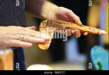 (190211) -- CANBERRA, le 11 février 2019 (Xinhua) -- Photo montre un boomerang, qui est un symbole de la culture indigène de l'Australie, au cours d'une journée internationale à l'ancien Marché du dépôt de bus à Canberra, Australie, le 10 février, 2019. L'ancien dépôt de bus de la capitale de l'Australie Kingston Canberra arrêté autobus logement il y a plus de trois décennies. Sur chaque dimanche, cependant, c'est toujours pleine de visiteurs. Il est maintenant l'ancien dépôt de bus marchés, l'un des marchés les plus populaires en Australie. Après la Nouvelle Année lunaire chinoise, il a été témoin d'une journée internationale qui a amené les visiteurs de différentes cultures. (Yucheng Garden Banque D'Images