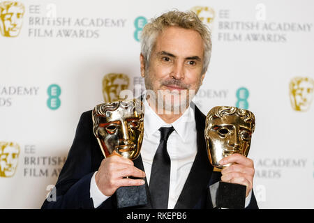 Londres, Royaume-Uni. 10 fév, 2019. Alfonso Cuarón pose des coulisses à la British Academy Film Awards le dimanche 10 février 2019 au Royal Albert Hall, Londres. Alfonso Cuarón avec son BAFTA du Meilleur Film Roma. Credit : Julie Edwards/Alamy Live News Banque D'Images