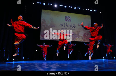 (190211) -- LA VILLE DU CAP, le 11 février 2019 (Xinhua) -- Les moines du temple de Shaolin dans la province du Henan en Chine centrale effectuer lors d'un spectacle de kung fu pour célébrer la Fête du Printemps au Centre de Conférence International de Cape Town à Cape Town, Afrique du Sud, le 10 février, 2019. (Xinhua/Amando Herdade) Banque D'Images