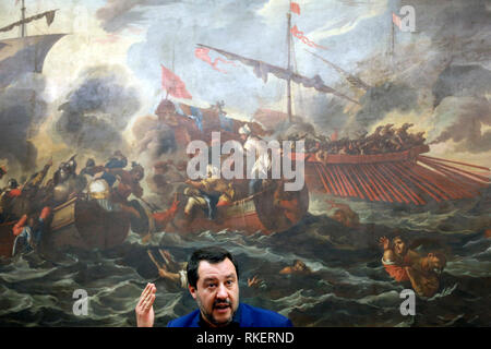 Roma, Italie. Feb 11, 2019. Matteo Salvini et sur ses épaules la peinture '4171', bataille avec des bateaux et des naufragés, s'est battu le 7 octobre 1571 pendant la guerre du Cipro, entre les Ottomans et les chrétiens de Rome de la Marine le 11 février 2019. Sala Salvadori. Le ministre de l'Intérieur Italyn en conférence de presse après les résultats des élections régionales dans les Abruzzes. Foto Samantha Zucchi Insidefoto insidefoto Crédit : srl/Alamy Live News Banque D'Images